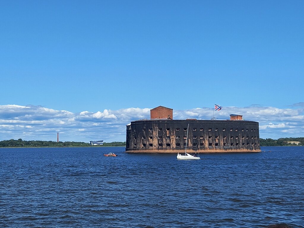 Tekne kiralama Morskiye progulki s ekskursiyey, Kronstadt, foto