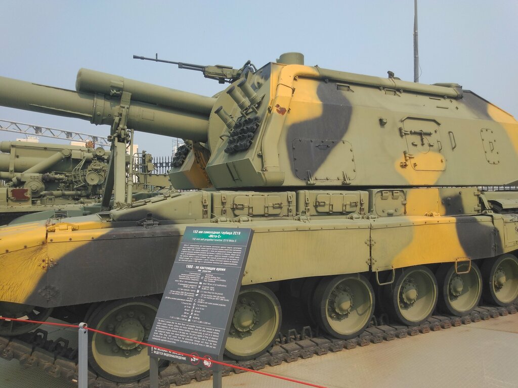 Monument to technology 152-мм самоходная гаубица 2С19 Мста-С образца 1989 года, Verhnyaya Pyshma, photo