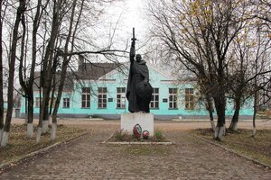 Воин-освободитель (Тверская область, Андреаполь, Вокзальная площадь), әскери мемориал, бауырластар зираты  Андреапольде