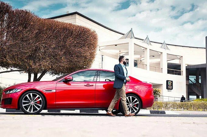 Auto glass Jaguar Sharjah Service Centre, Sharjah, photo