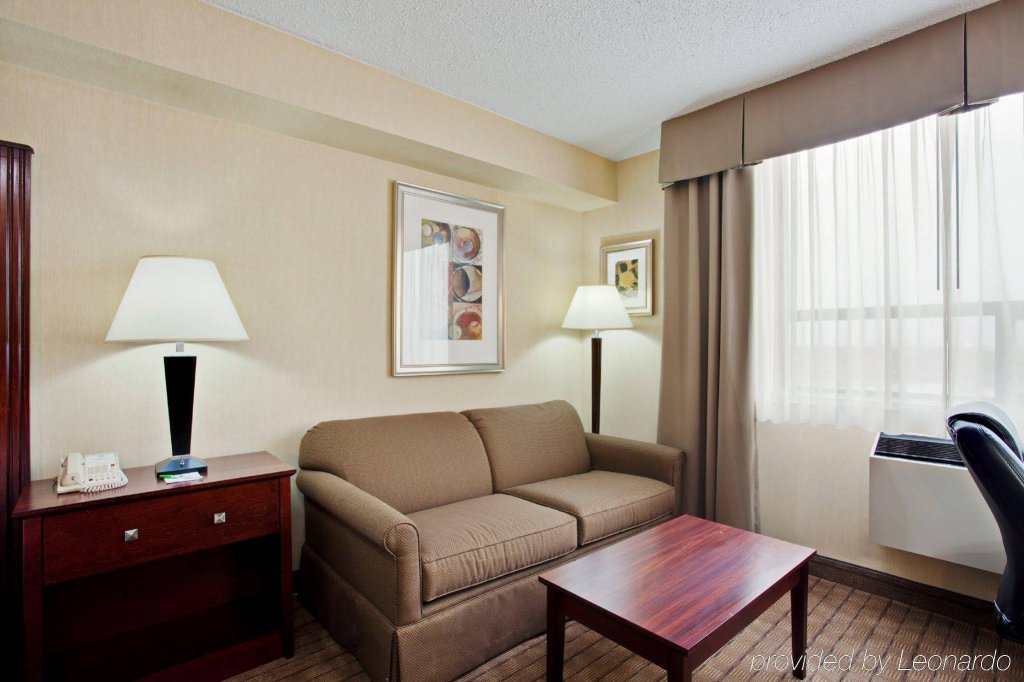 Фото Holiday Inn and Suites Winnipeg Downtown