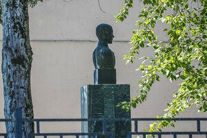 Василий Васильевич Латышев (посёлок Пятовский, ул. Ленина, 12), памятник, мемориал в Калужской области