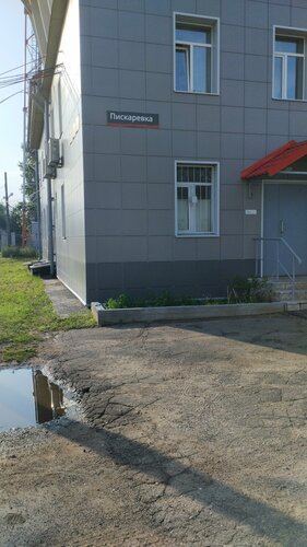 Қызыл жібек көйлек пен қара эротикалық шұлық киген сексуалды транни шешініп, порно серіктесін сорып,