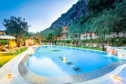 Внешний вид отеля Hotel Continental - TonelliHotels в Наго-Торболях, фото 1