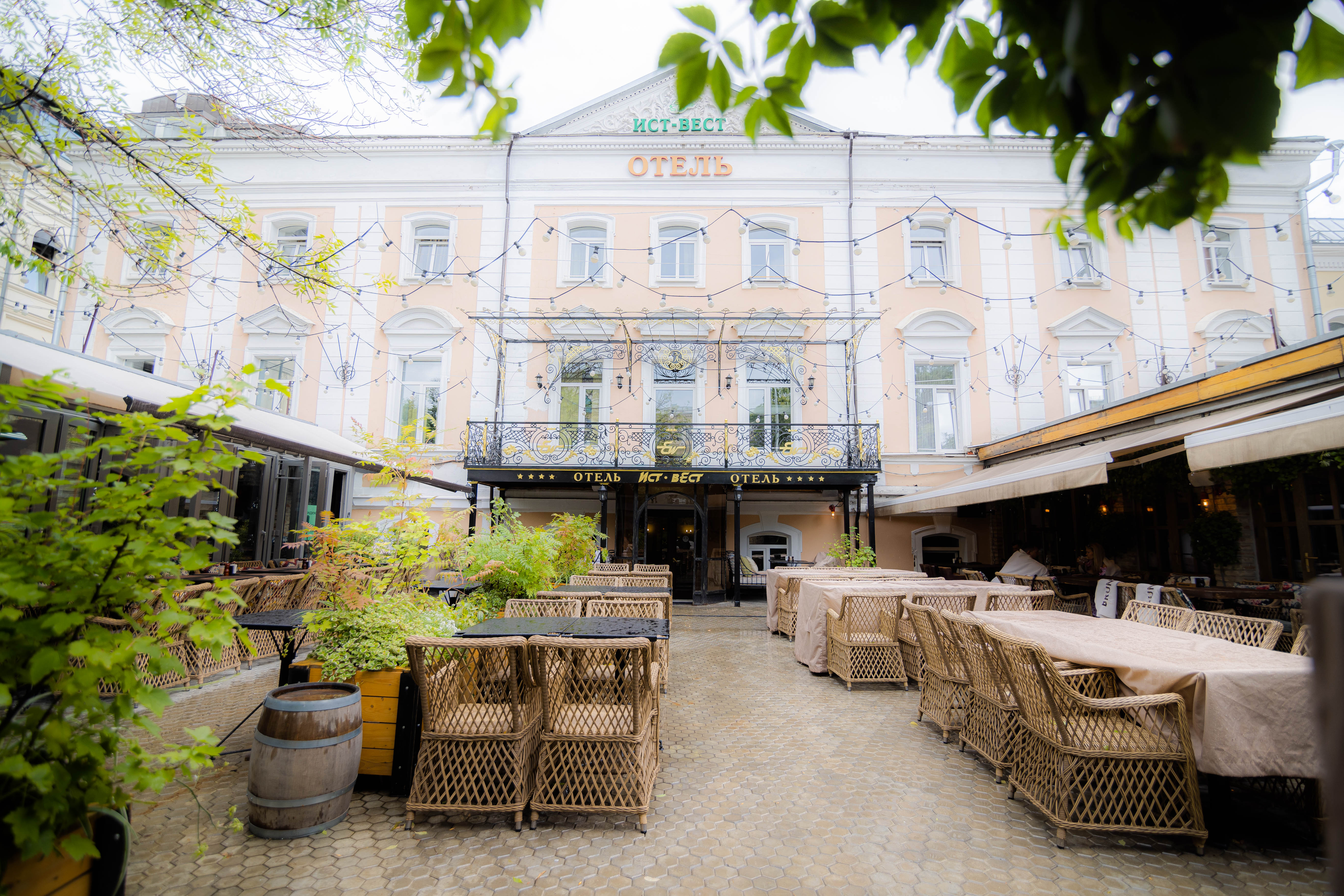 Фото Ист Вест