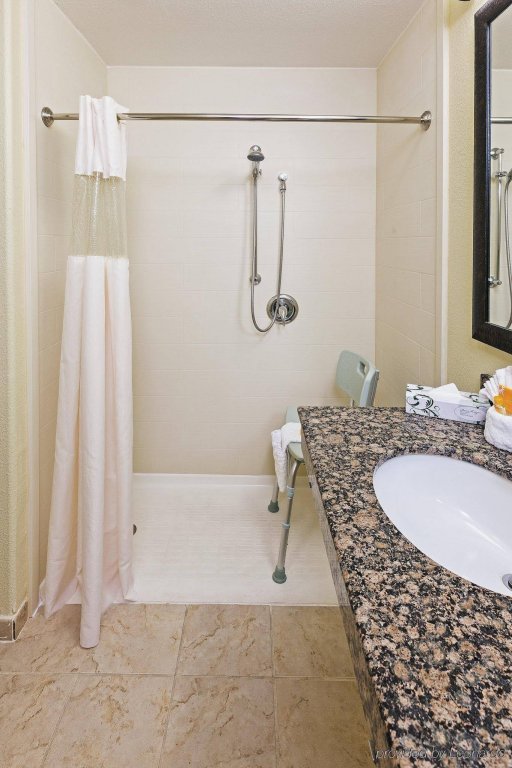 Фото La Quinta Inn & Suites by Wyndham Dfw Airport West Bedford