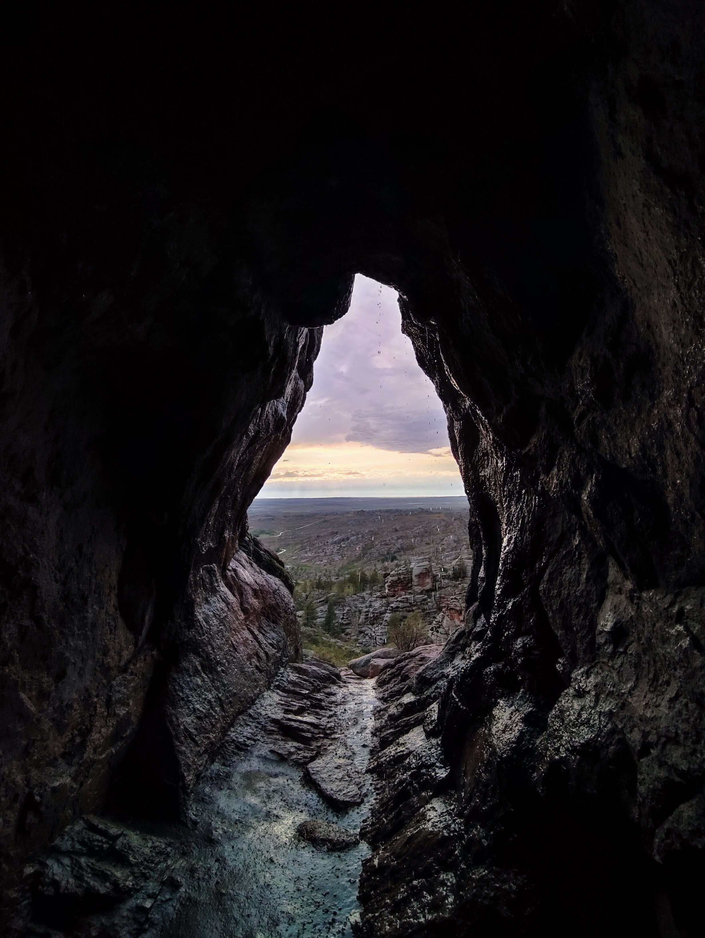 Мен оның юбкасын көтеріп, ішке кіргіздім