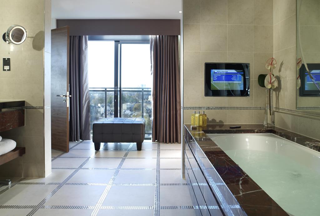 Фото Jumeirah Carlton Tower