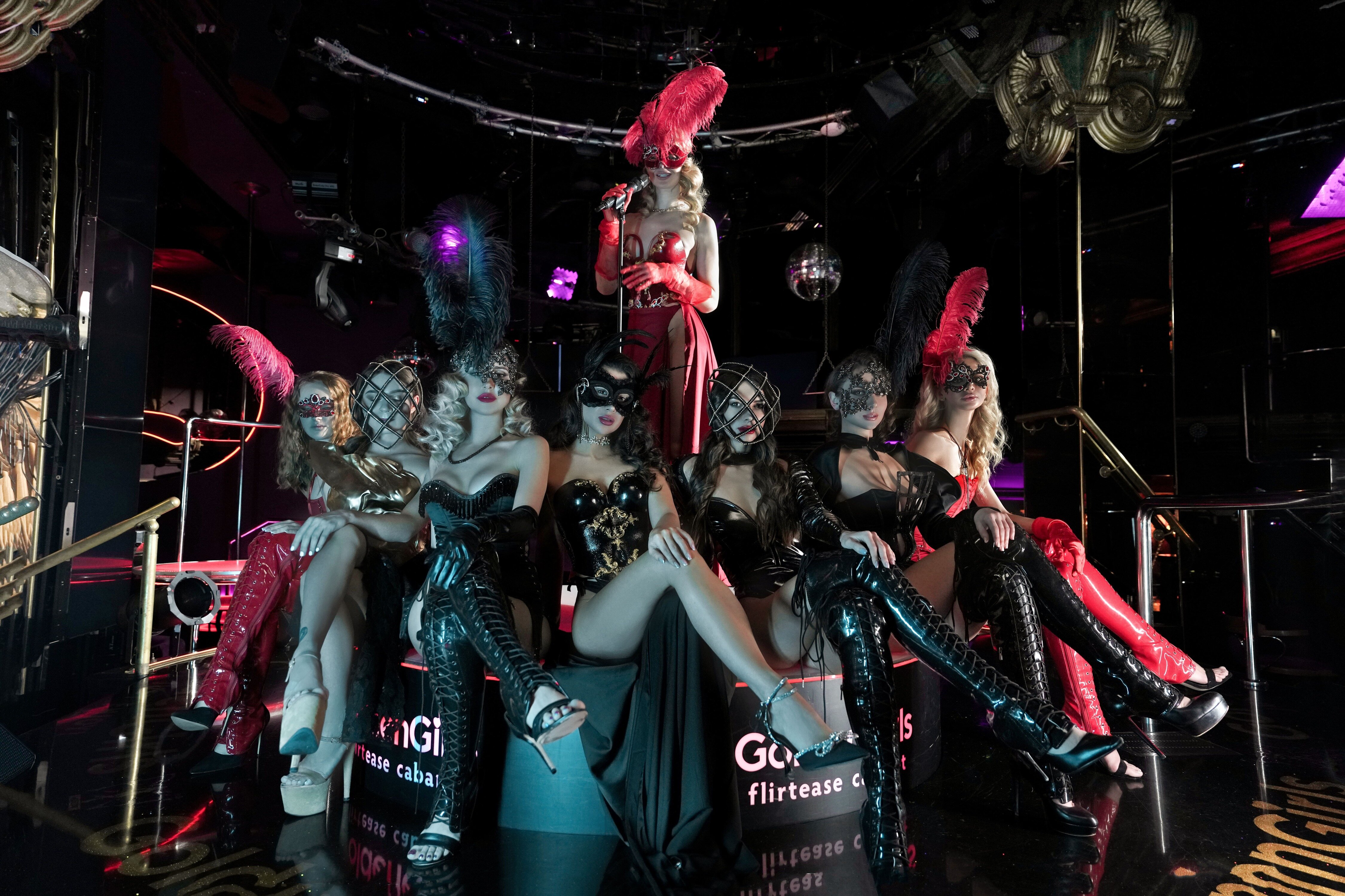 Үлкен сиськи бар стриптиз