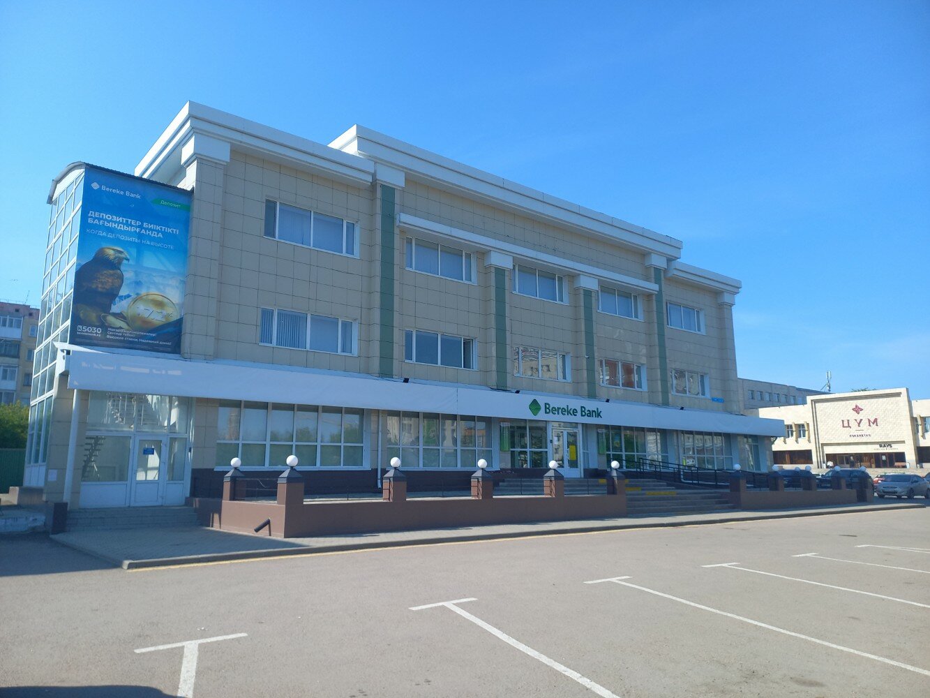 Қыздың кискасын соратын жердегі сексті қараңыз