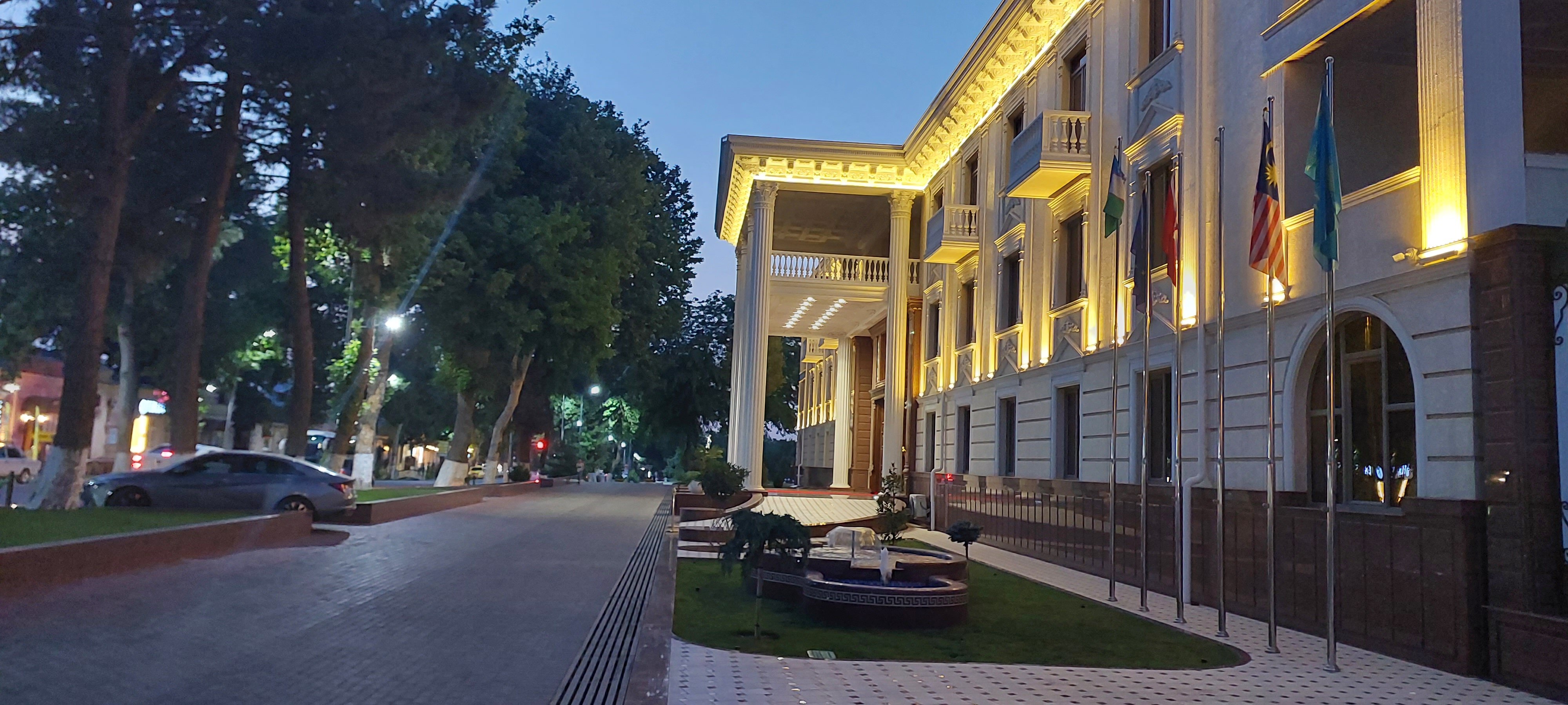 Фото Zarafshon Parkside Hotel