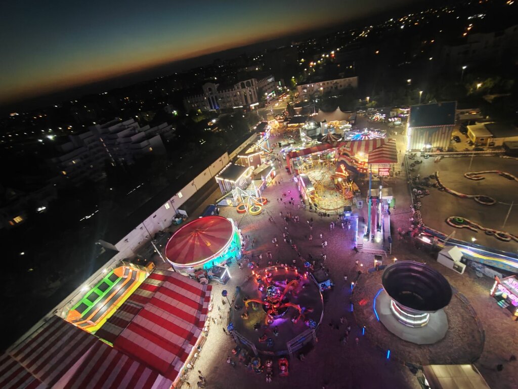 Amusement park Ferris Wheel, Evpatoria, photo