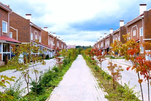 Жалаңаш ерлер мен әйелдер құшақтасып жатыр.