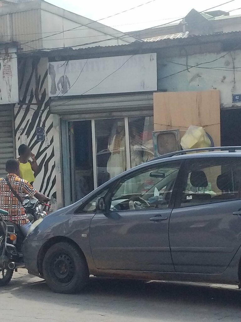 Convenience store Creative Mode, Douala, photo