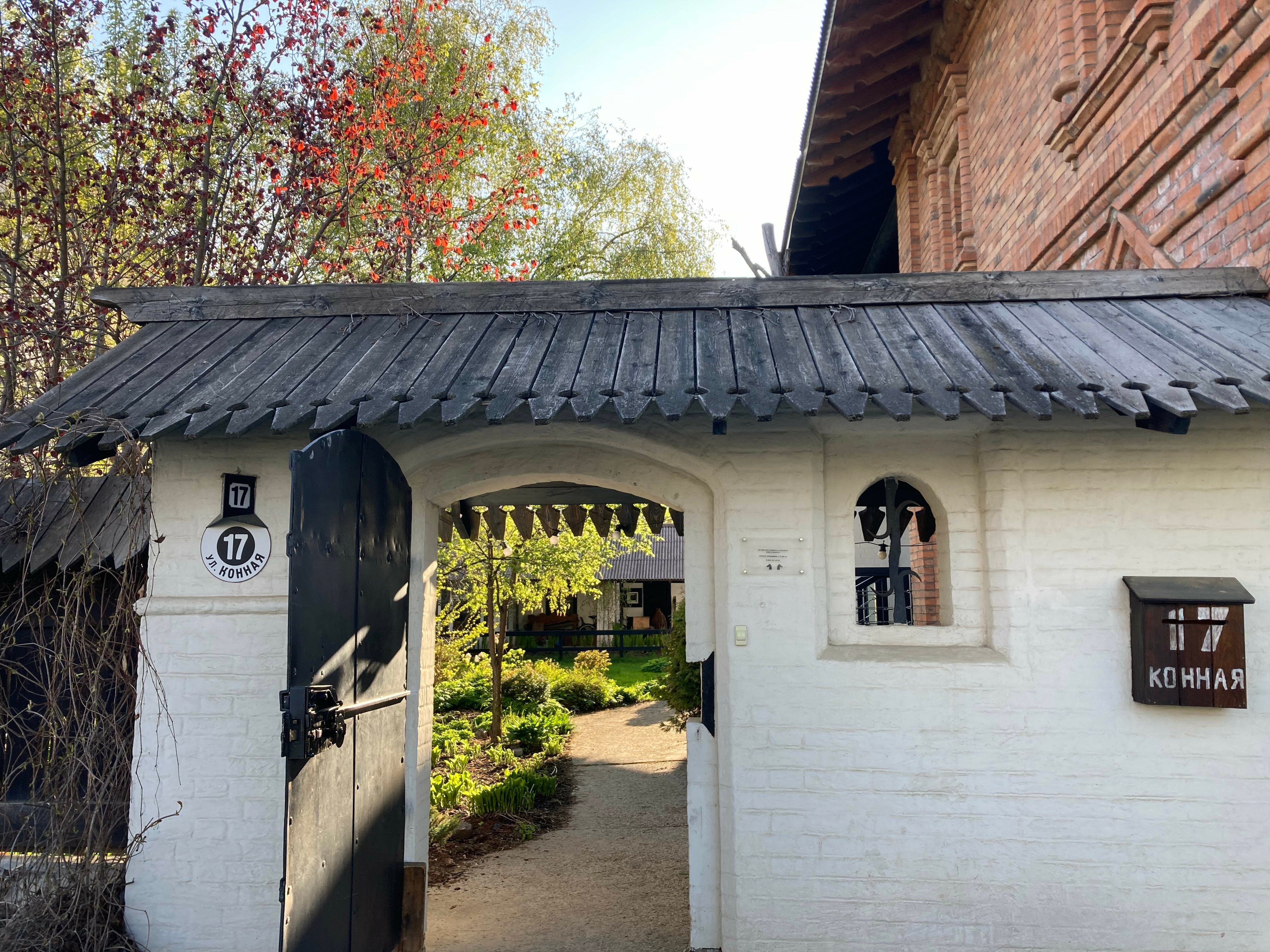 Фото Конь в пальто. Музей и постой