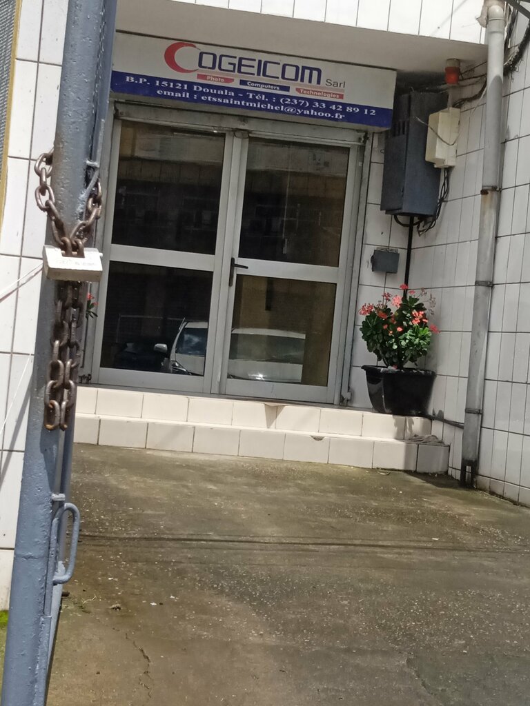 Computer store Cogeicom, Douala, photo