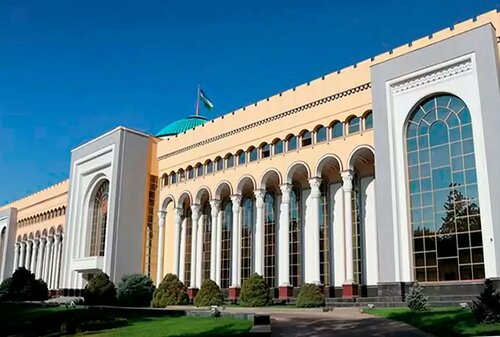 Mini yubka, qora paypoq va oq paypoqli fotosuratlar