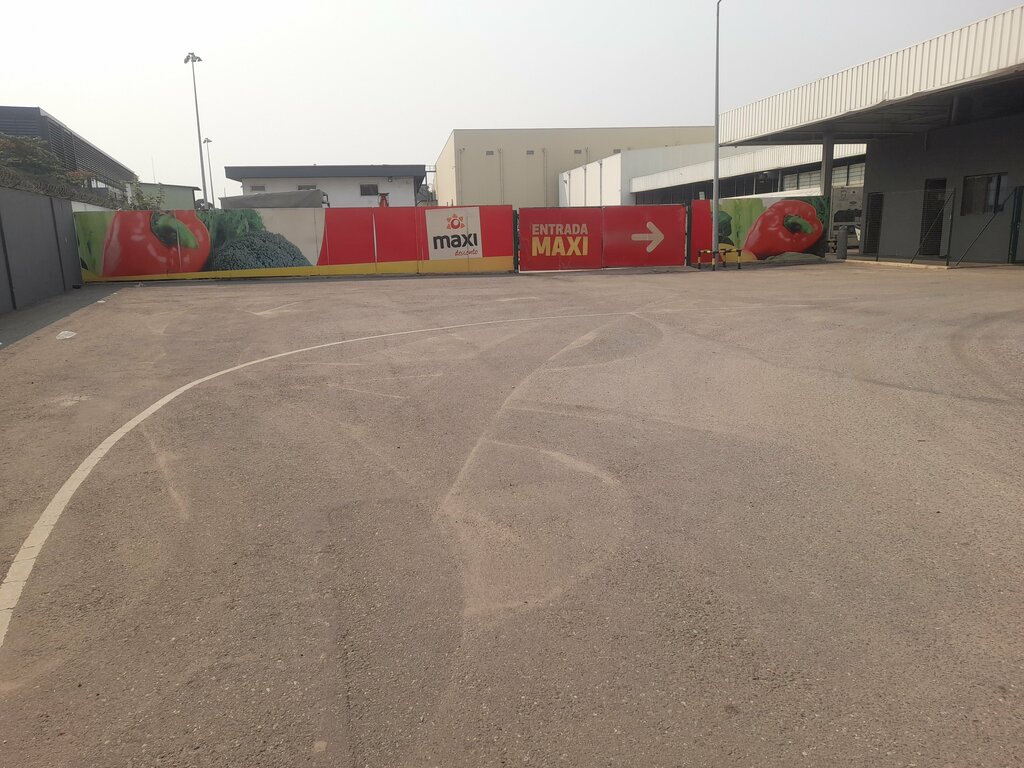 Shopping mall Maxi Morro Bento, Loanda, photo