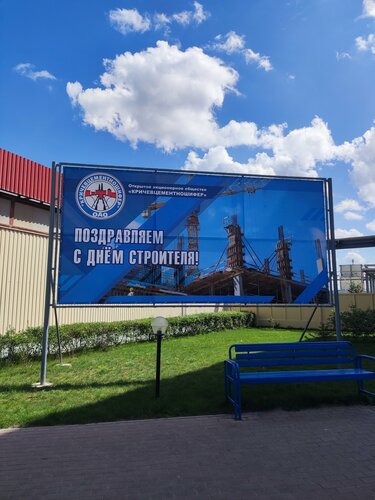 Ересек әйел құбырларын тазалау үшін сантехник шақырды.