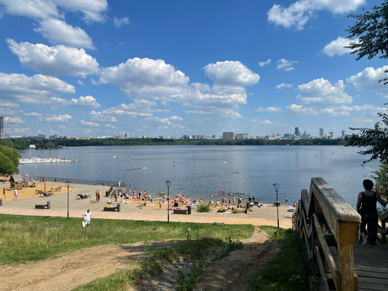 Keksa ayolning yotoqxonasida yashirin kamera