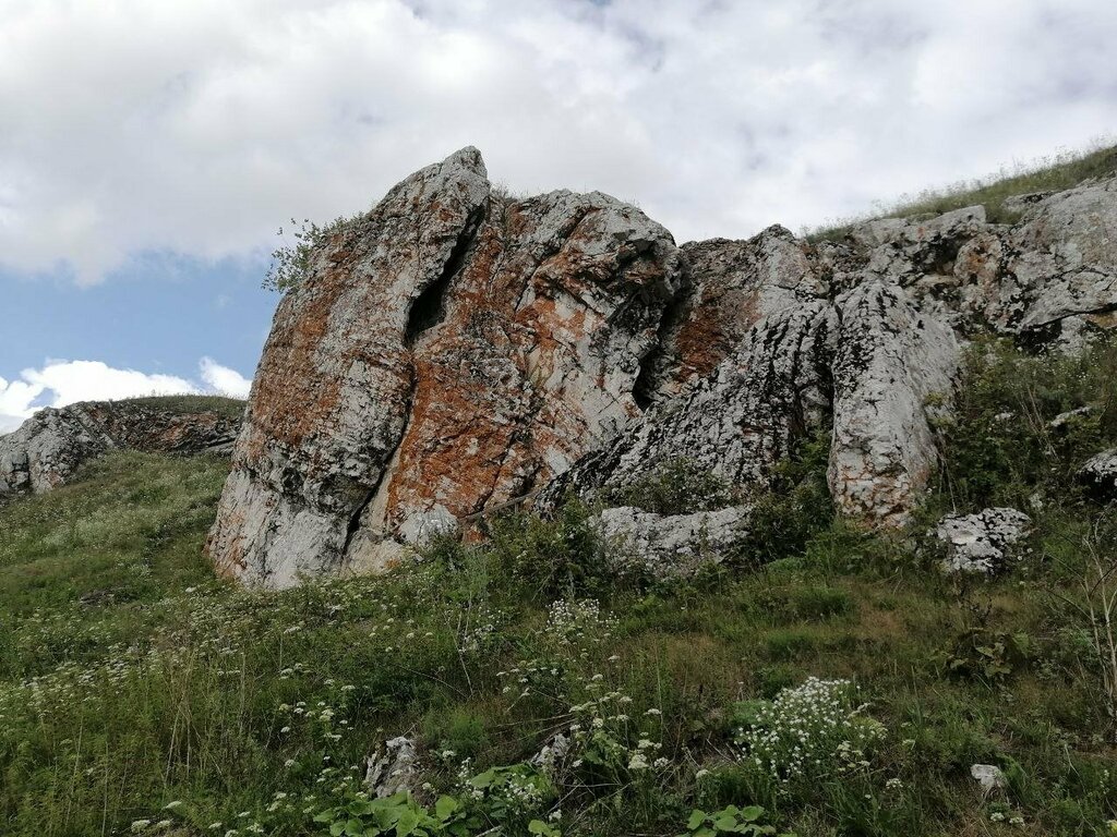 Mountain peak Скала Висячий камень, Sverdlovsk Oblast, photo