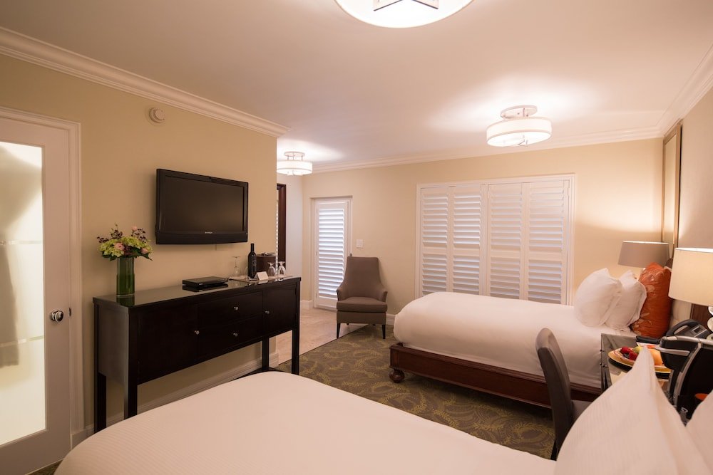 Фото The Pillars Hotel & Club