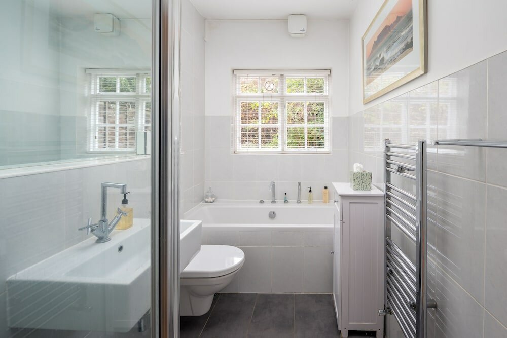 Фото Altido Homely 2 Bed Riverside Flat with Patio in Hammersmith