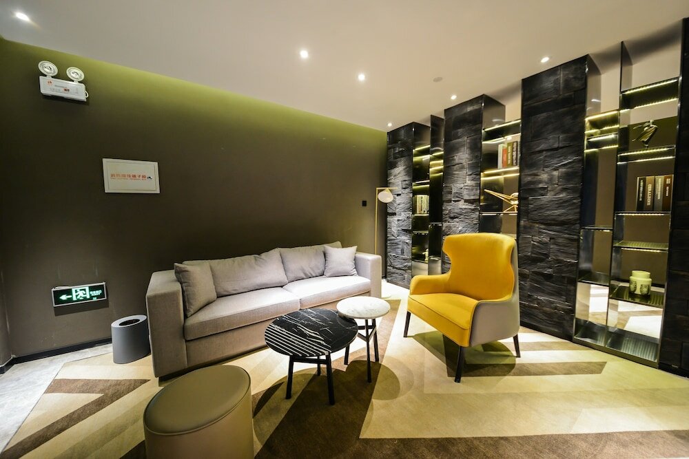 Фото Miju House Gubei-a small white building beside Shanghai oil painting sculpture institute