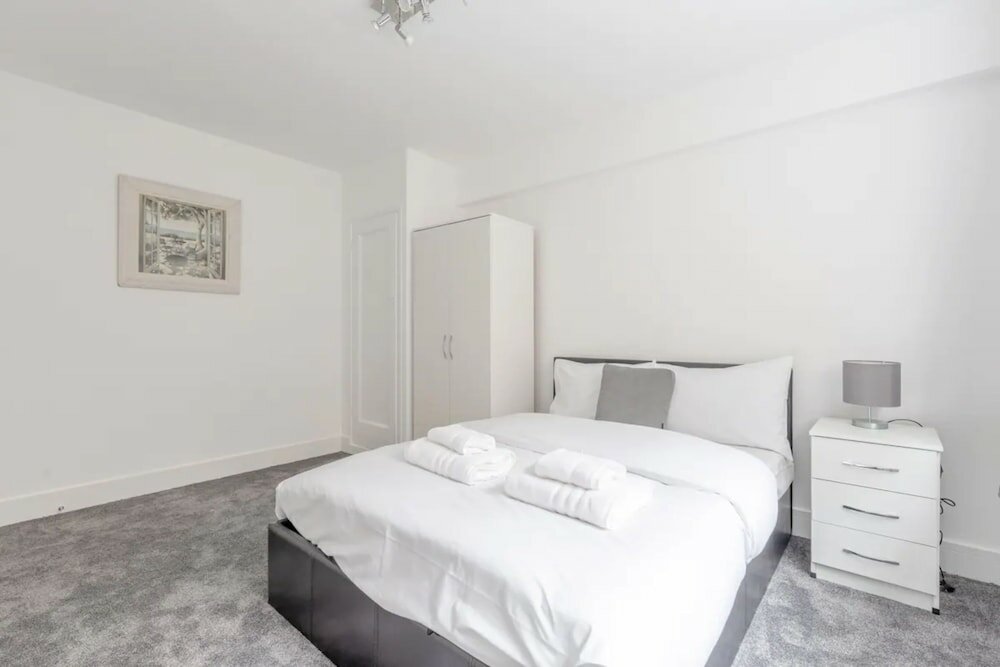 Фото Spacious and Central 4 Bedroom Flat - West Kensington