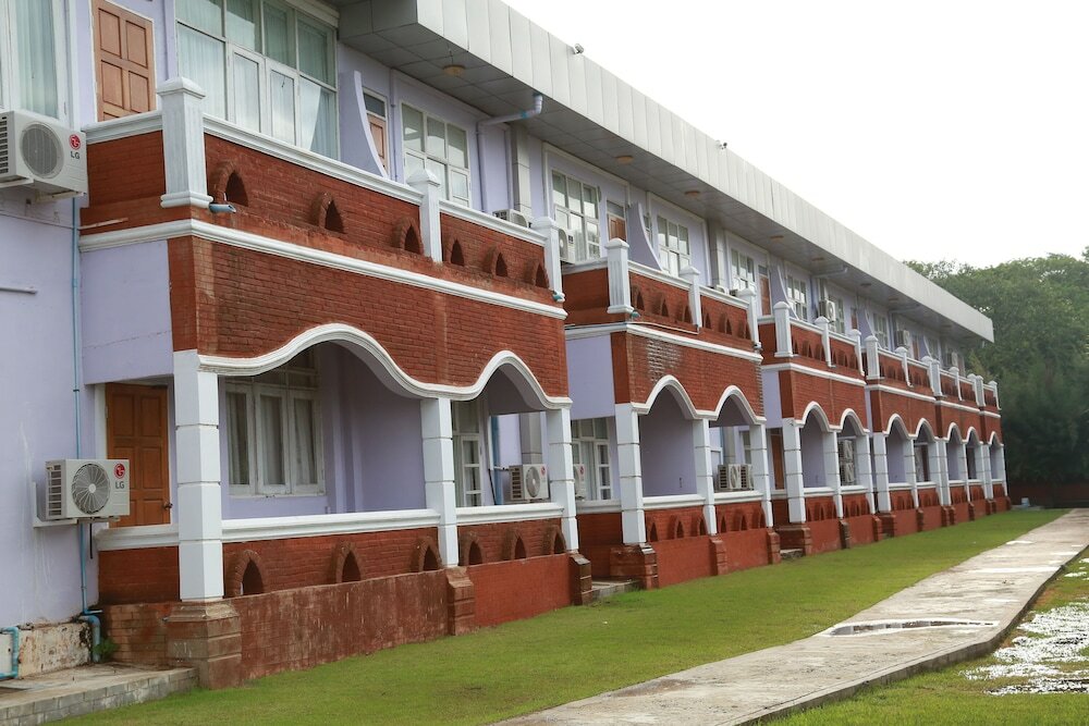 Фото The Floral Breeze Wun Zin Hotel