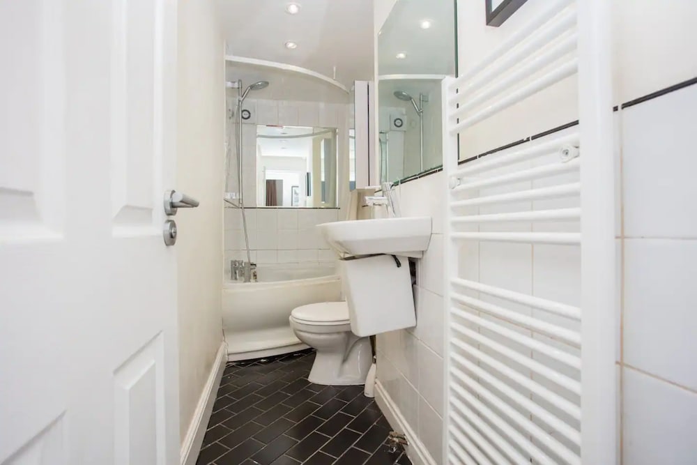 Фото Comfortable Central 1 Bedroom Flat