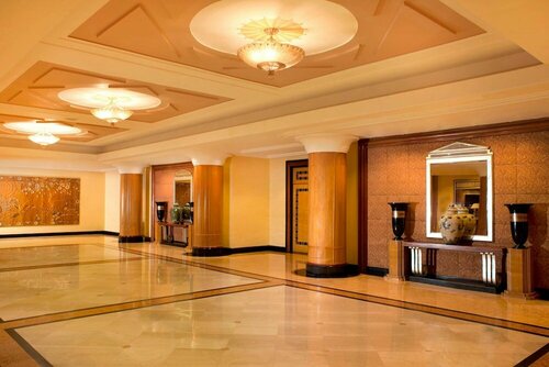 Внешний вид отеля Sheraton Surabaya Hotel and Towers в Сурабой, фото 2