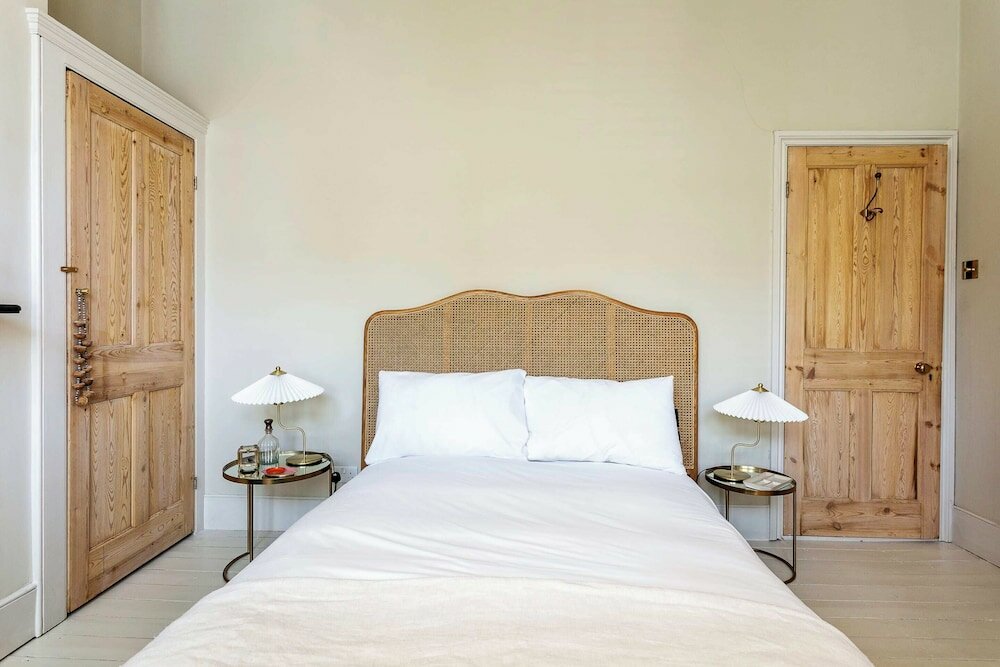 Фото Tooting's Charming Victorian Garden Hideaway