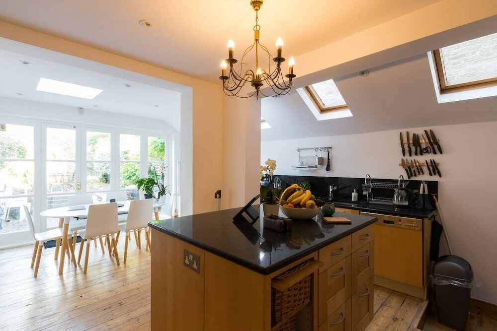 Фото Fabulous 4 Bed House With Garden in Fulham