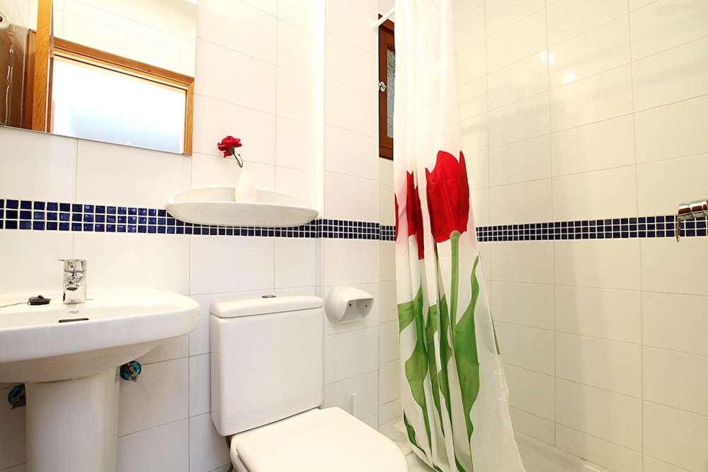 Фото Villa - 4 Bedrooms with Pool and WiFi - 108746