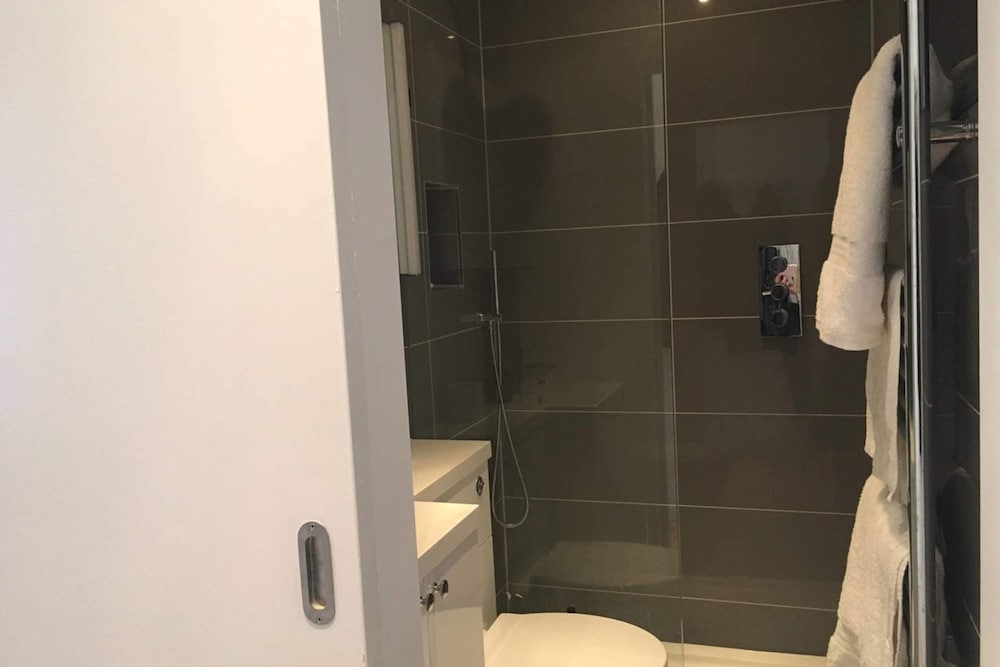 Фото Bright and Modern Bayswater Apartment