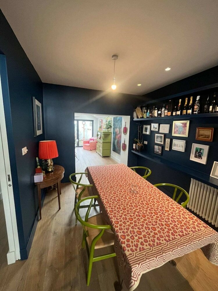 Фото Stylish and Spacious 2 Bedroom House in Brixton