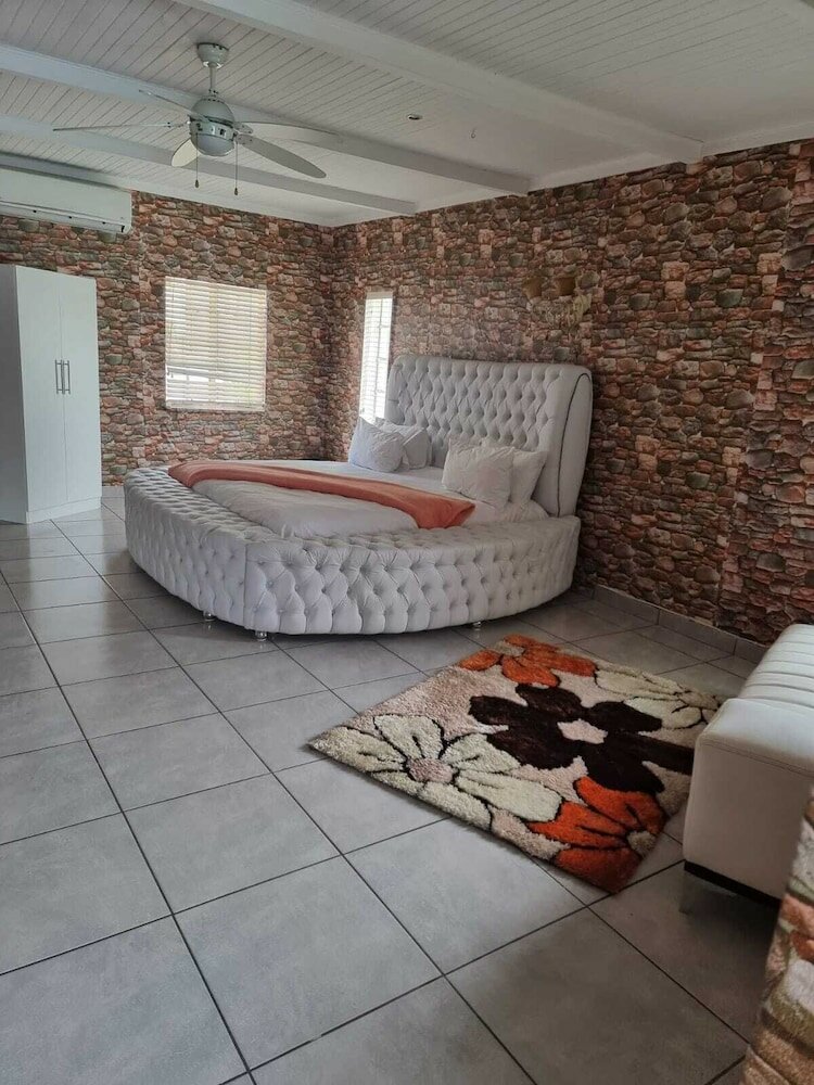 Фото Alicats Place Executive Lodge & Conference