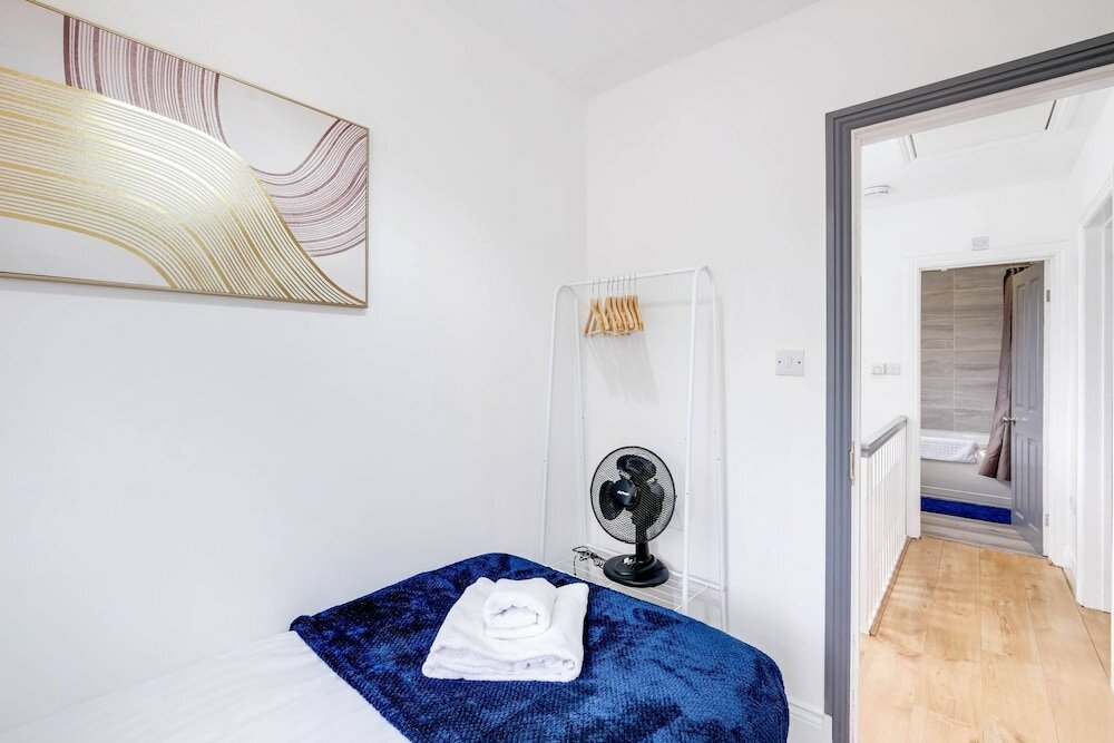 Фото 3 Bedroom House with Parking in Windsor