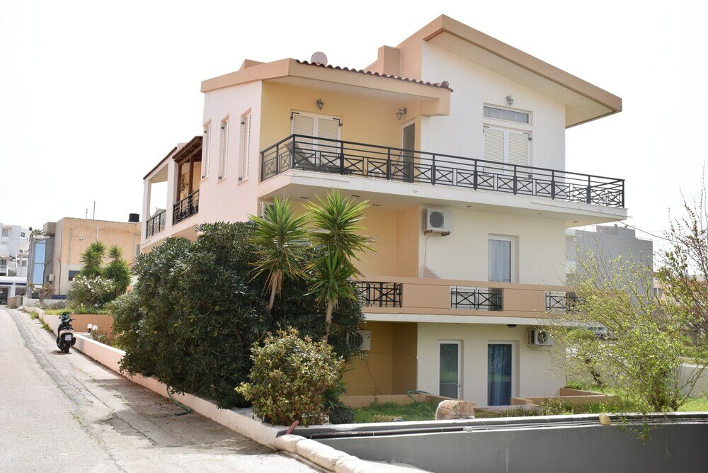 Фото Manos Beachside Apartments