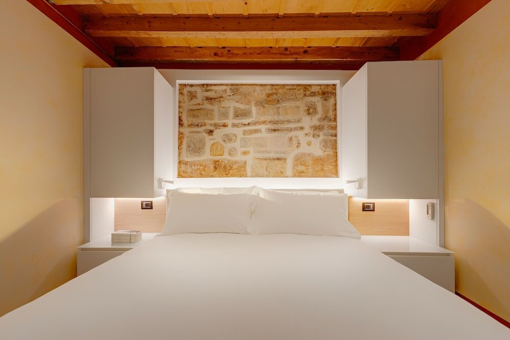 Фото 1881 Luxury Suites