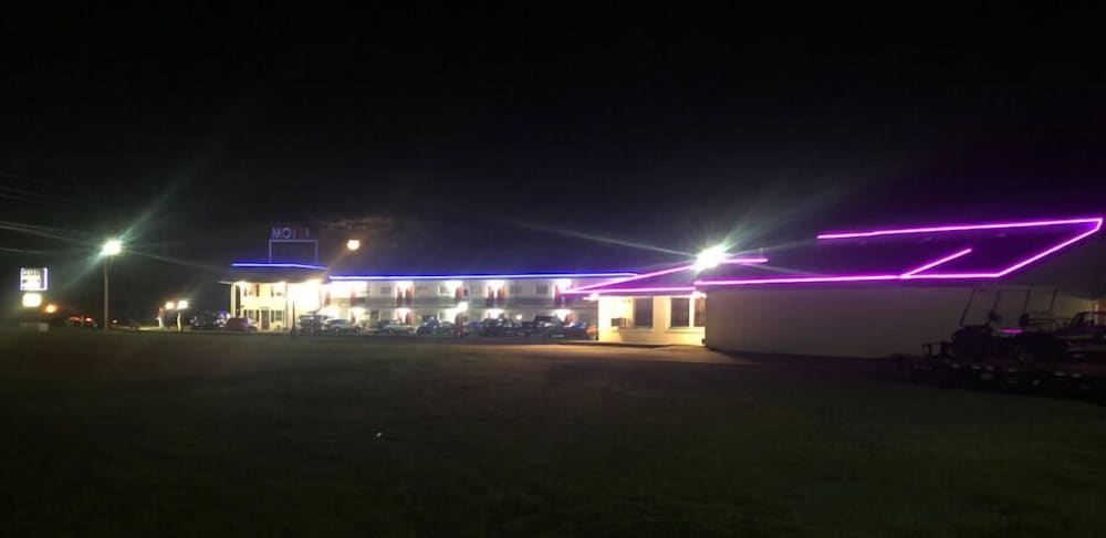 Фото Motel Boutique by Wolf Inn