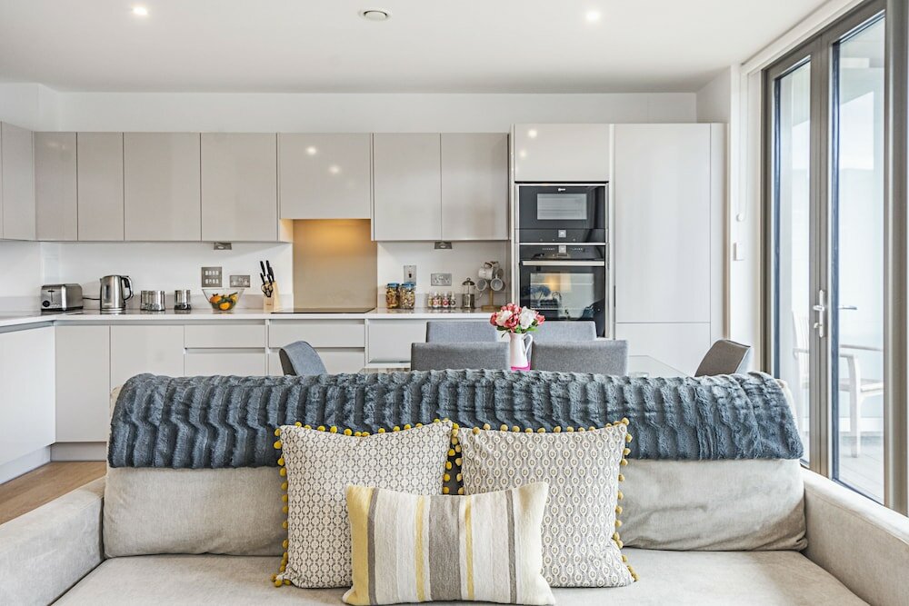 Фото Stunning Brand New Westminster Apartment