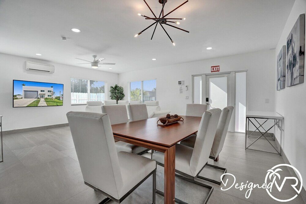 Фото 3-storey Home with Beautiful Lake View