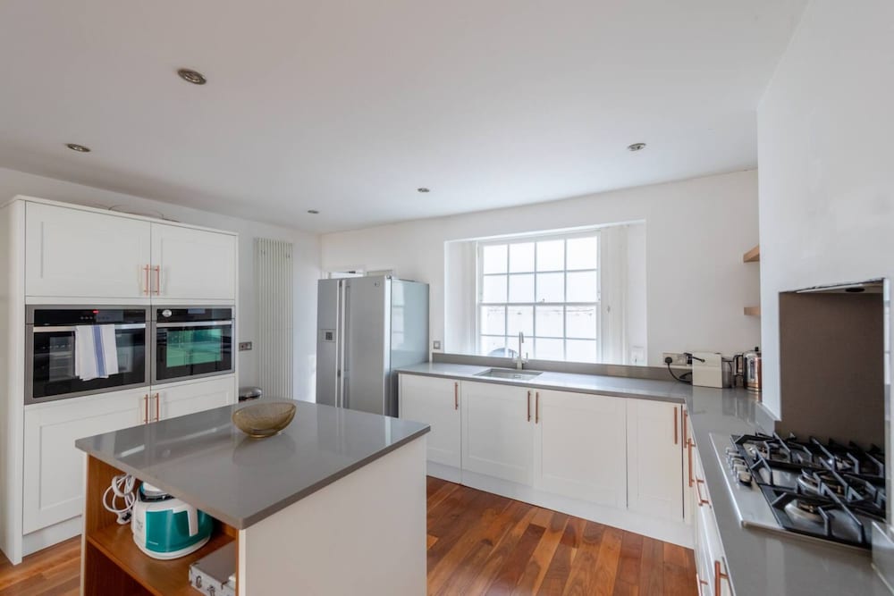 Фото Stylish 2 Bedroom Home in Islington With Garden