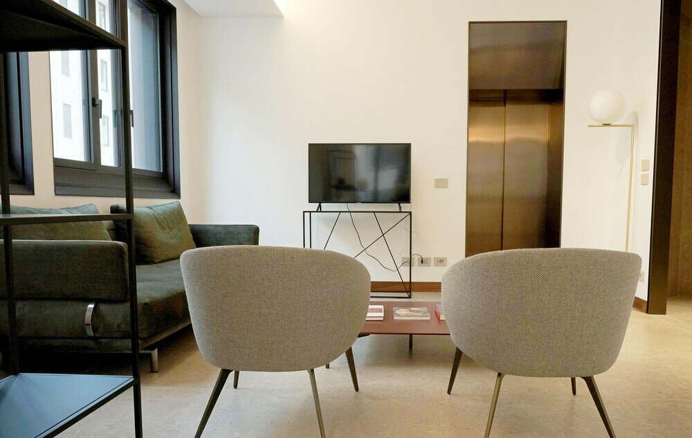 Фото San Babila Modern Apartment