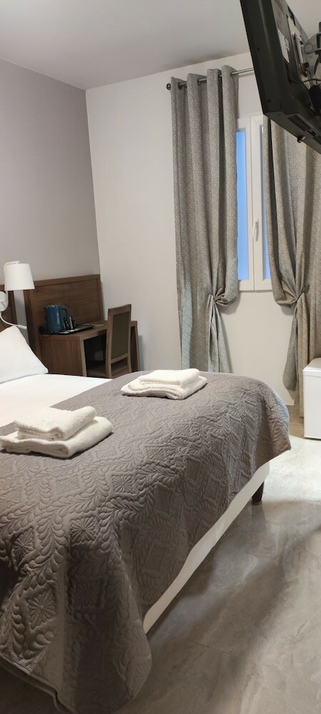 Фото Square Hôtel - Nimes