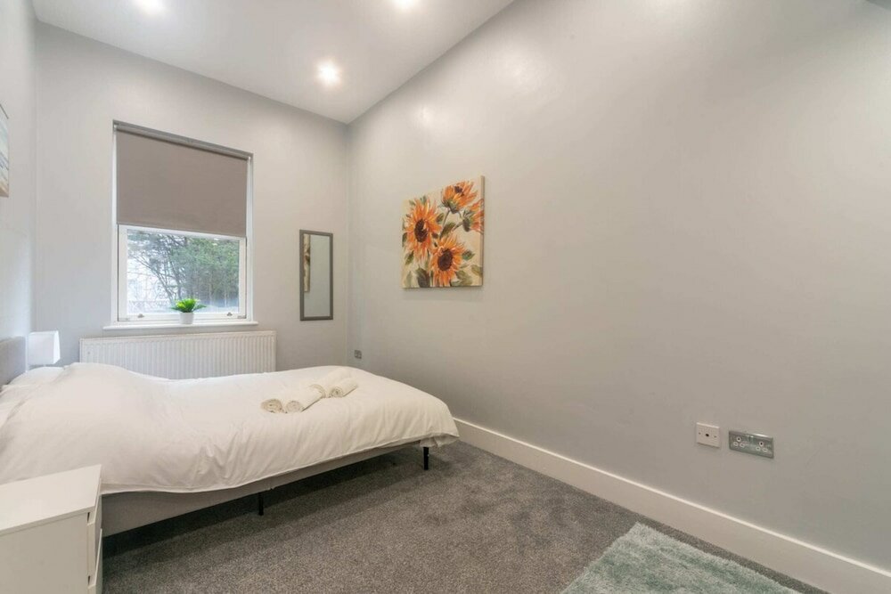 Фото Refurbished St. johns Hill Apartment