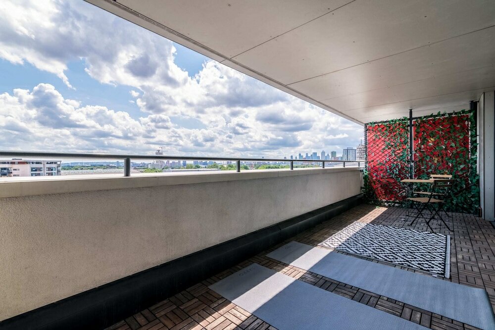 Фото Swanky Stratford Duplex Apartment