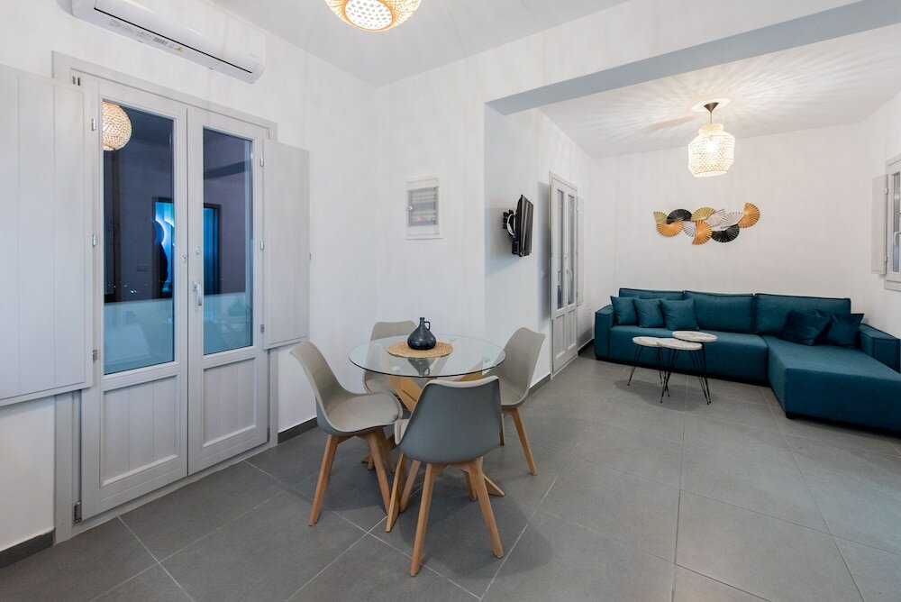 Фото Golden View Jacuzzi Suites